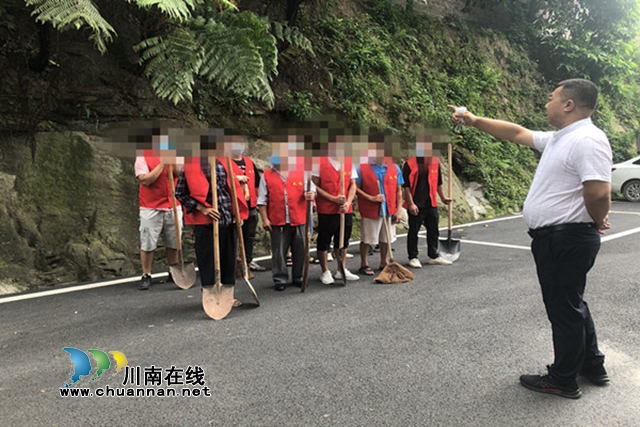 合江县凤鸣司法所组织矫正对象参加公益劳动
