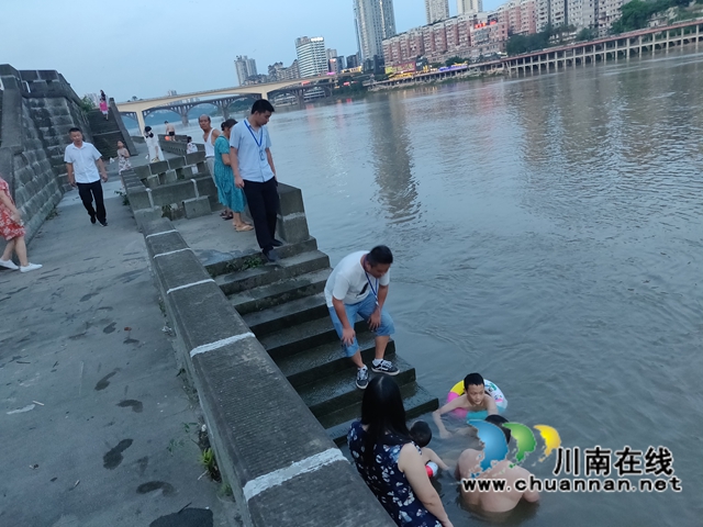 龙马潭区小市街道：用巡逻筑起防溺水安全屏障(图2)