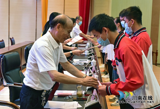 叙永县栋梁工程对第一批贫困家庭大学生发放扶贫助学金100万元(图2)