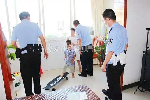 “救救我”！隆昌一高楼飘下带字纸巾！警方疾速出击，结果大吃一惊——