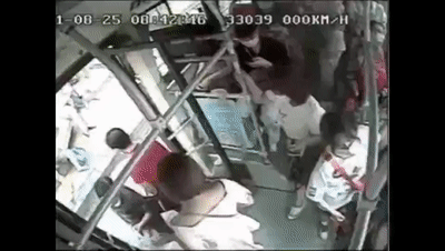 【关注】泸州女子突然晕倒，公交车师傅火速送医！
