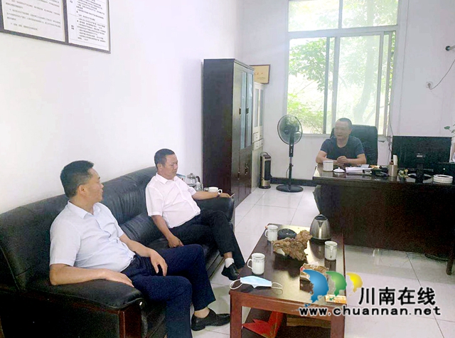民建泸州市企业家委员会到会员企业调研(图2) 民建泸州市企业家委员会到会员企业调研(图2)