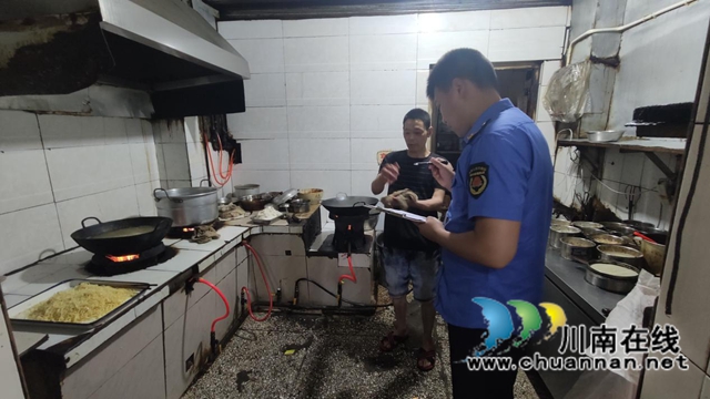 龙马潭区小市街道执法队 “四举措”推动解决餐饮油烟扰民难题