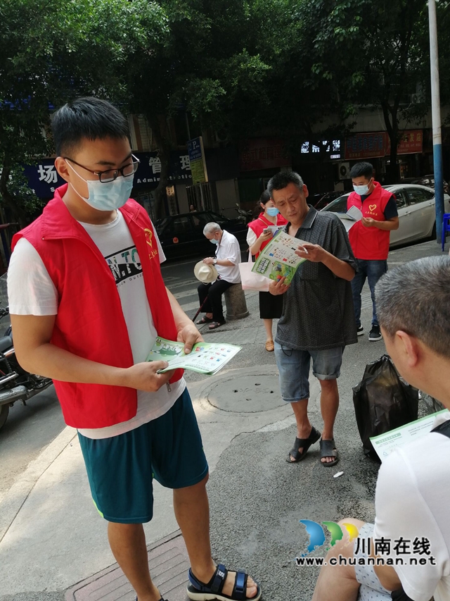 龙马潭区小市街道上大街社区开展垃圾分类宣传活动