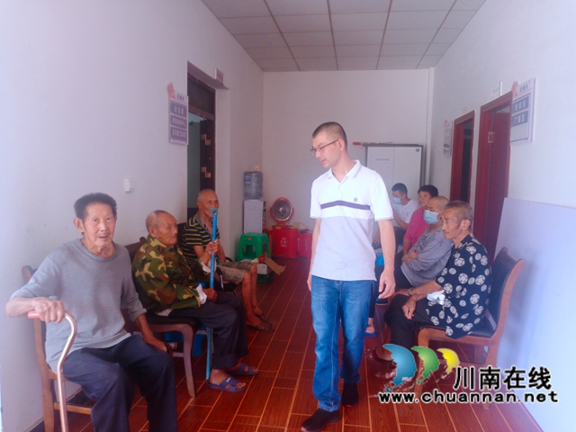 泸县云龙镇：老年人接种疫苗，我们贴心服务