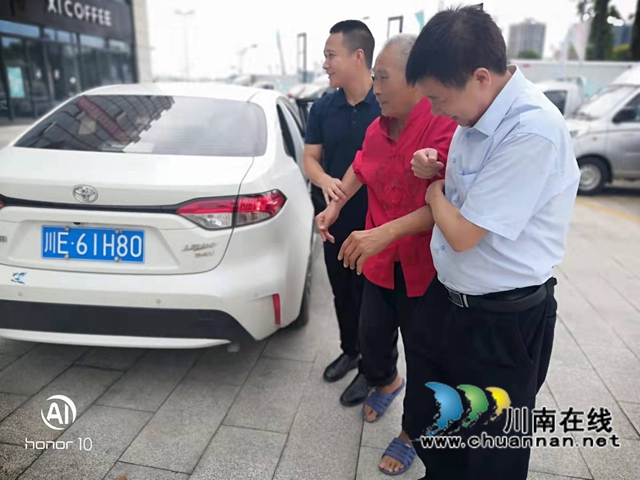 纳溪区东升街道为行动不便老年人接种疫苗提供义务接送服务