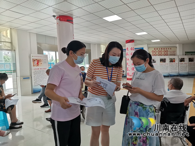 泸县残联开展“集中办证日”电信反诈宣传活动