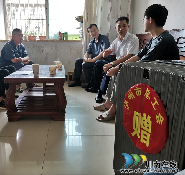 四川新火炬公司：金秋助学暖人心，莘莘学子圆梦想