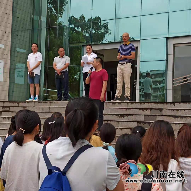 泸州市实验中学分年级举行开学典礼