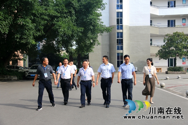 合江县领导到合江中学检查指导开学工作