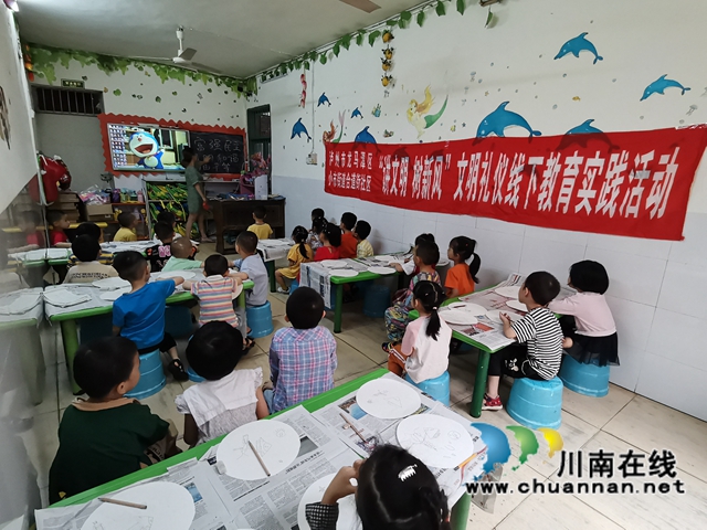 龙马潭区小市街道合道街社区开展“讲文明 树新风”文明礼仪线下教育实践活动