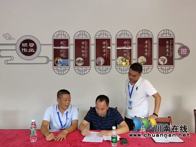 泸县教育和体育局副局长张乃兵带队检查泸县六中开学工作