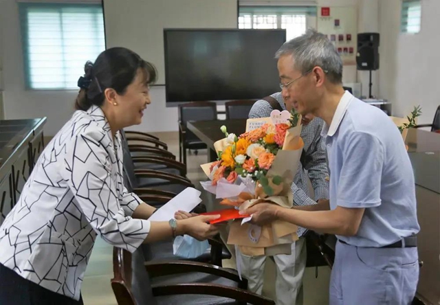 省教育厅和泸州市领导开展教师节走访慰问活动(图4)