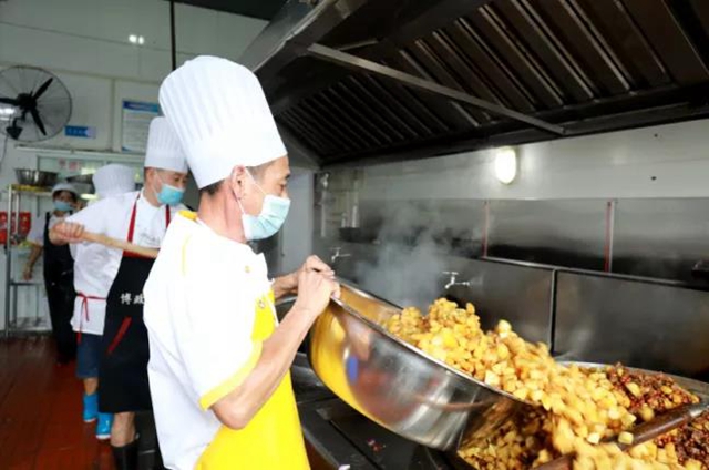 快看！这里是泸州十八中“御膳房”！(图15)