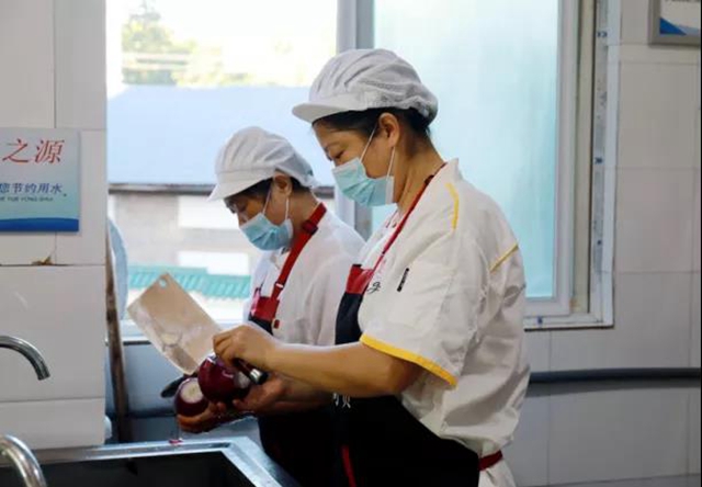 快看！这里是泸州十八中“御膳房”！(图11)