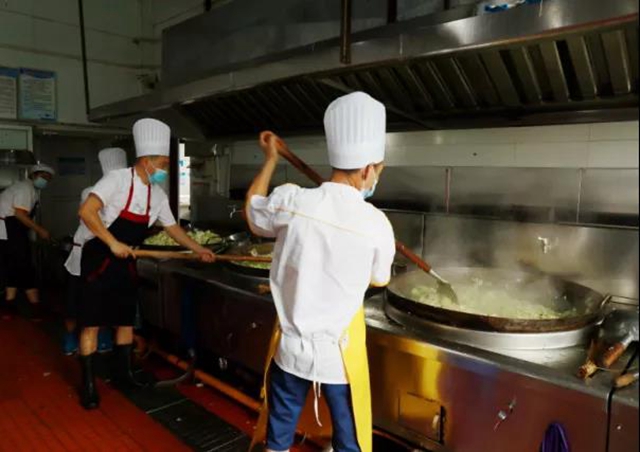 快看！这里是泸州十八中“御膳房”！(图17)