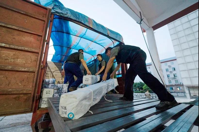 泸州市应急办调拨600件救灾物资，为“9.12”暴雨洪涝灾害转移安置群众提供基本生活保障