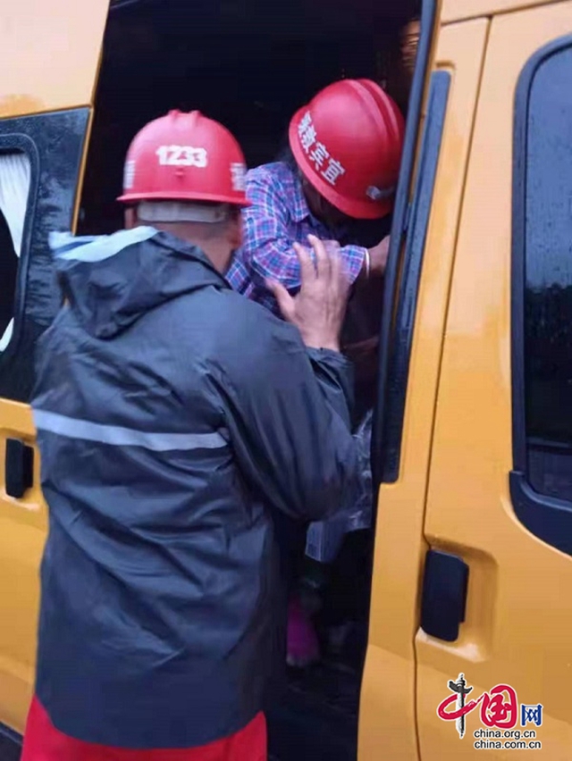 四川多支救援力量抵达震中开展抢险救援 已转移安置群众6904人(图3)