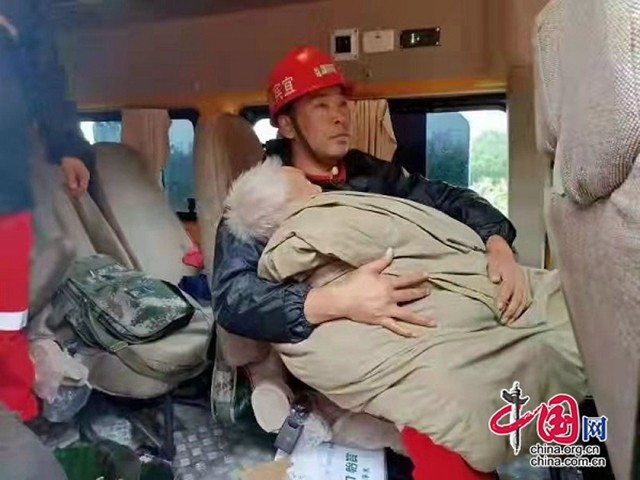 四川多支救援力量抵达震中开展抢险救援 已转移安置群众6904人(图5)