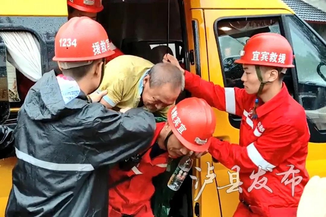泸县发生6.0级地震，各方力量奋战一线(图16)