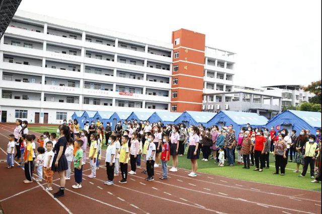 震后第二天，泸县5所帐篷幼儿园开园，复学复课工作有序推进(图4)