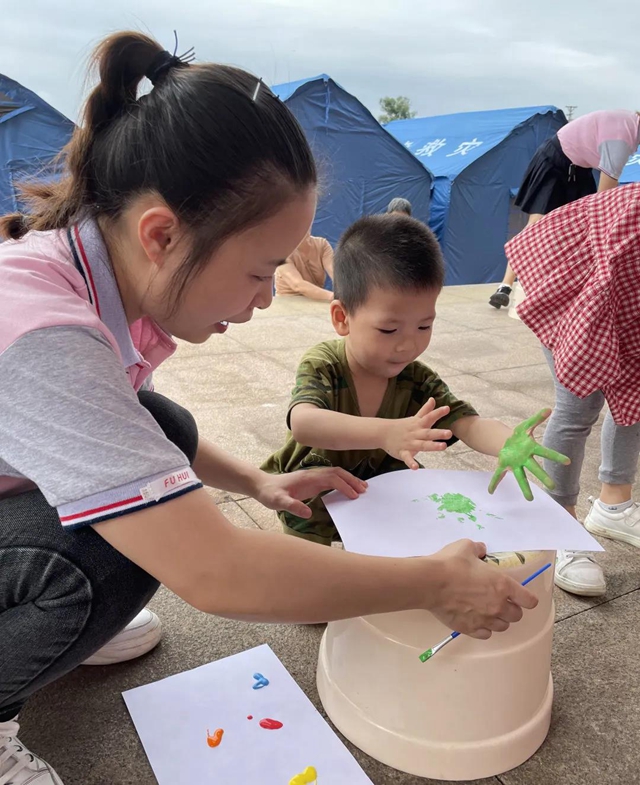 震后第二天，泸县5所帐篷幼儿园开园，复学复课工作有序推进(图9)