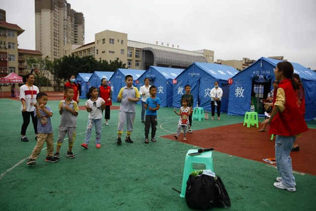 震后第二天，泸县5所帐篷幼儿园开园，复学复课工作有序推进(图10)