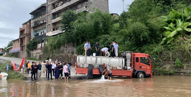 合江：60万尾鱼苗增殖放流长江(图4)