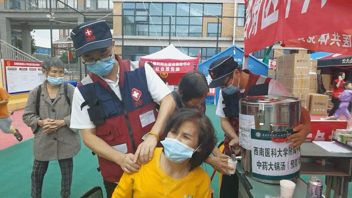 泸县“9.16”地震 ┃ 泸县8旬婆婆突发胸背疼痛、浑身无力，救援队员紧急救助！(图16)