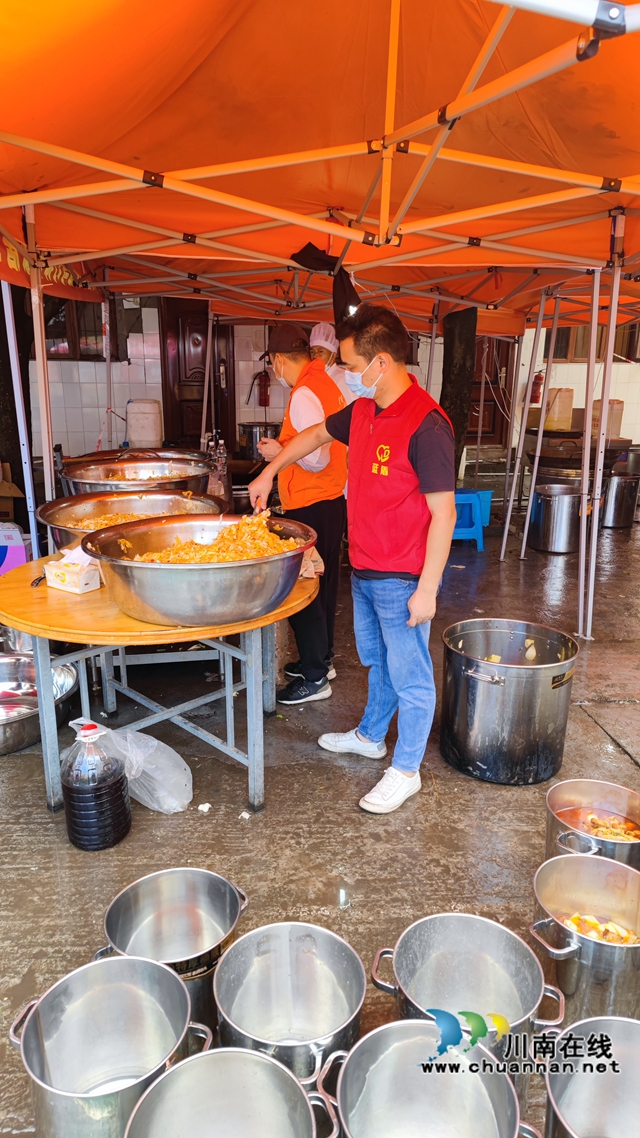 每天合计服务上千人！泸州蓝盾志愿者积极参与泸县抗震救灾(图4)