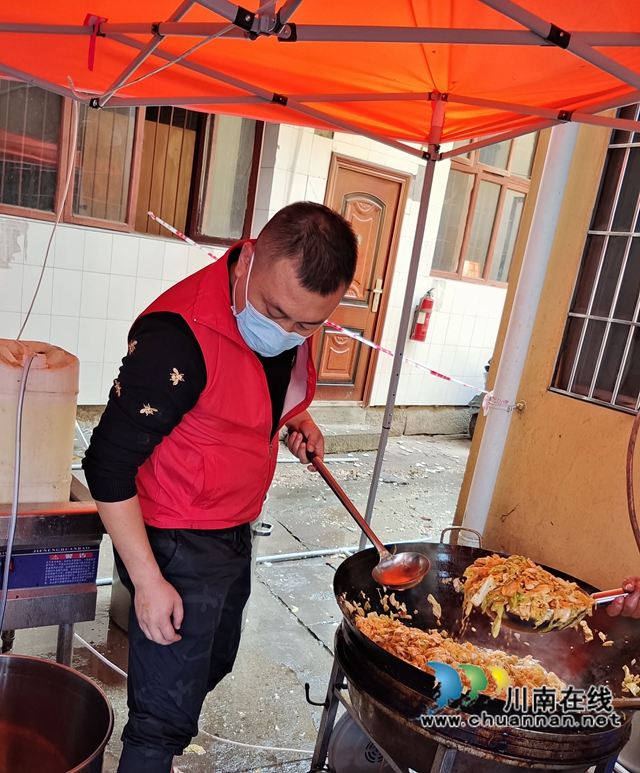 每天合计服务上千人！泸州蓝盾志愿者积极参与泸县抗震救灾(图6)