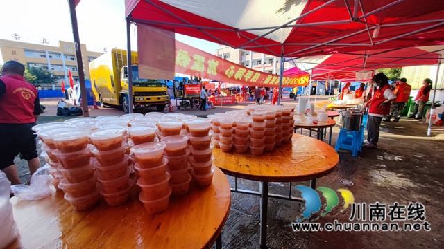 每天合计服务上千人！泸州蓝盾志愿者积极参与泸县抗震救灾(图7)