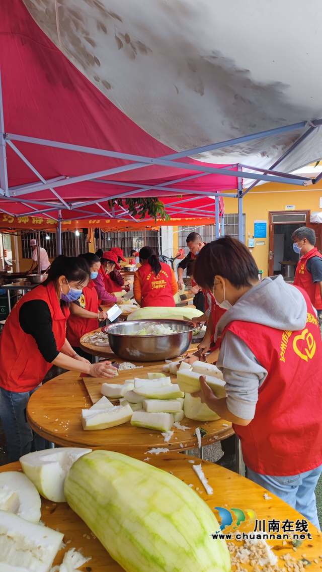 每天合计服务上千人！泸州蓝盾志愿者积极参与泸县抗震救灾(图10)