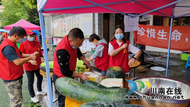 每天合计服务上千人！泸州蓝盾志愿者积极参与泸县抗震救灾(图13)