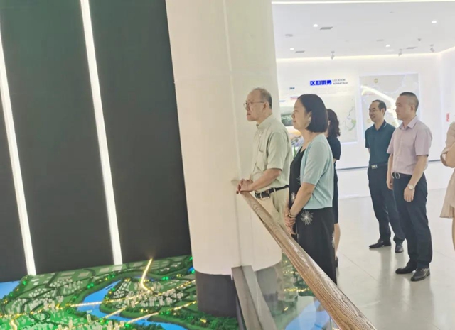 泸州市与西安交通大学举行校地合作座谈会(图9) 泸州市与西安交通大学举行校地合作座谈会(图9)