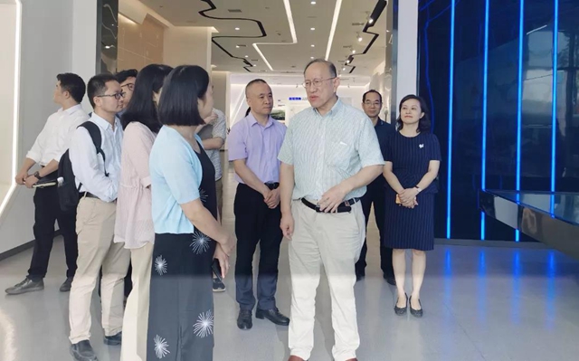 泸州市与西安交通大学举行校地合作座谈会(图8) 泸州市与西安交通大学举行校地合作座谈会(图8)