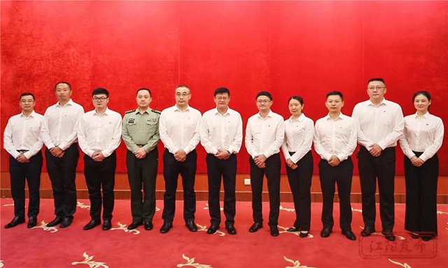 江阳新一届区委领导班子选举产生,杨长缨当选书记(图4) 江阳新一届区委领导班子选举产生,杨长缨当选书记(图4)