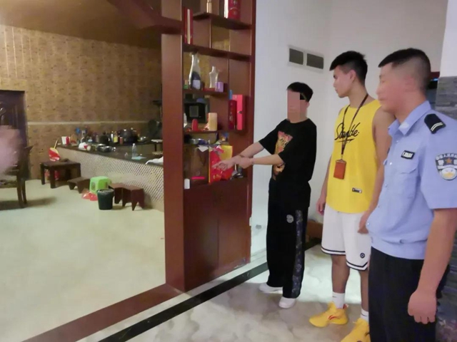 泸州狂盗!偷“5000万”后居然留下微信,再要10万!(图6) 泸州狂盗!偷“5000万”后居然留下微信,再要10万!(图6)