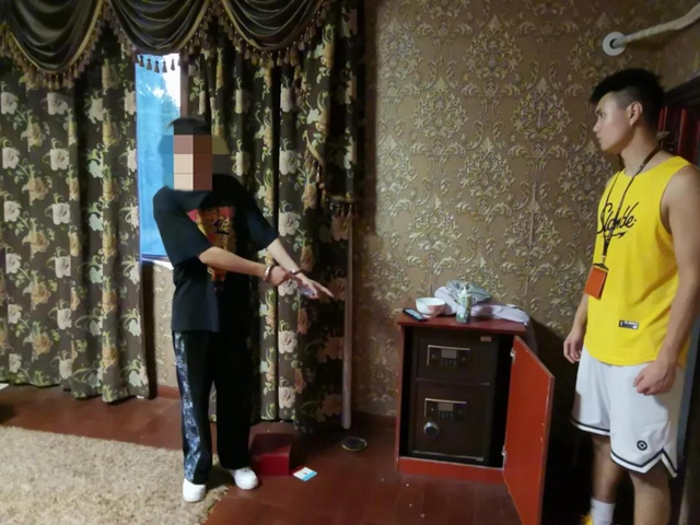 泸州狂盗!偷“5000万”后居然留下微信,再要10万!(图7) 泸州狂盗!偷“5000万”后居然留下微信,再要10万!(图7)