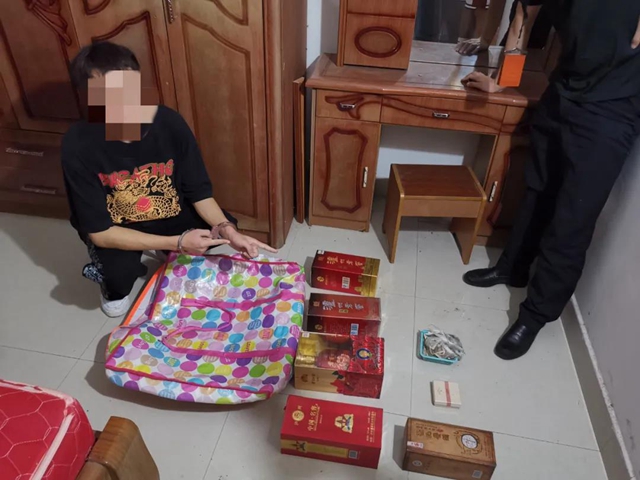 泸州狂盗!偷“5000万”后居然留下微信,再要10万!(图8) 泸州狂盗!偷“5000万”后居然留下微信,再要10万!(图8)