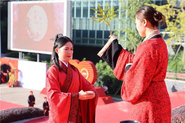 鼓乐开礼、同牢礼、合卺酒......泸州这场集体婚礼仪式感十足！(图9)