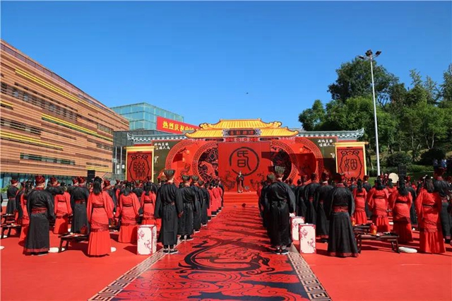 鼓乐开礼、同牢礼、合卺酒......泸州这场集体婚礼仪式感十足！(图6)