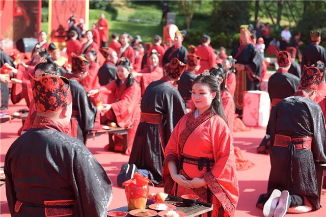 鼓乐开礼、同牢礼、合卺酒......泸州这场集体婚礼仪式感十足！(图15)