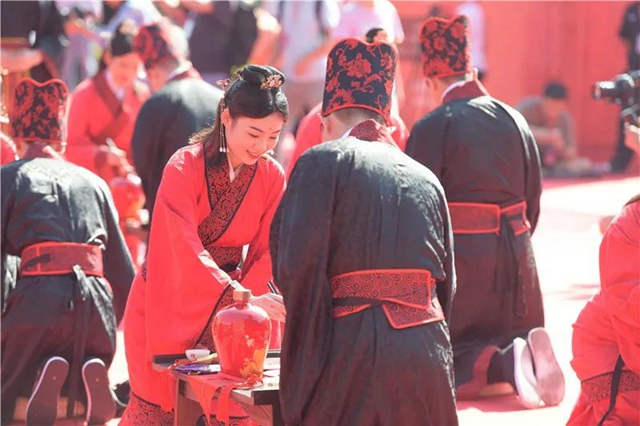 鼓乐开礼、同牢礼、合卺酒......泸州这场集体婚礼仪式感十足！(图16)