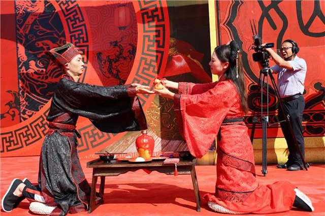 鼓乐开礼、同牢礼、合卺酒......泸州这场集体婚礼仪式感十足！(图17)