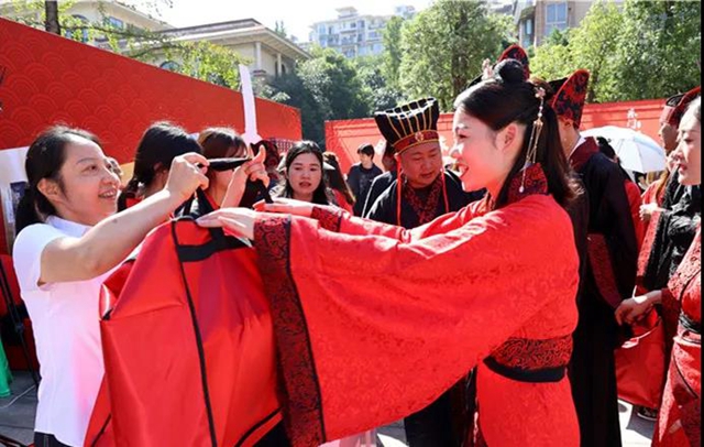 鼓乐开礼、同牢礼、合卺酒......泸州这场集体婚礼仪式感十足！(图34)