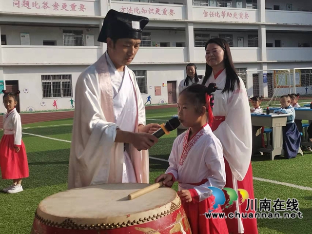 泸县城北小学举行“尊师明德　开笔启蒙” 开笔礼(图1)