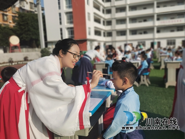 泸县城北小学举行“尊师明德　开笔启蒙” 开笔礼(图4)