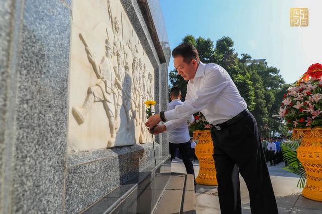 缅怀先烈丨泸州隆重举行向烈士敬献花篮仪式(图11)