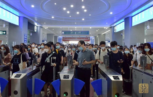 运力翻倍丨国庆长假期间，泸州高铁站8对列车重联运行